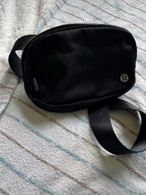 lululemon belt bag black